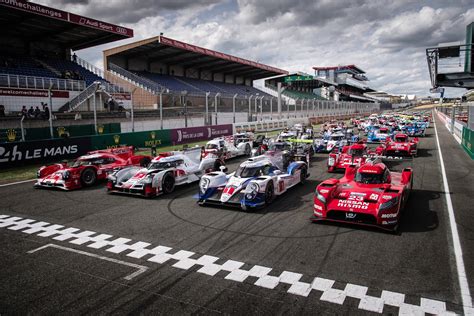 Le Mans 24 Hours: Une expérience de course automobile intense et captivante !